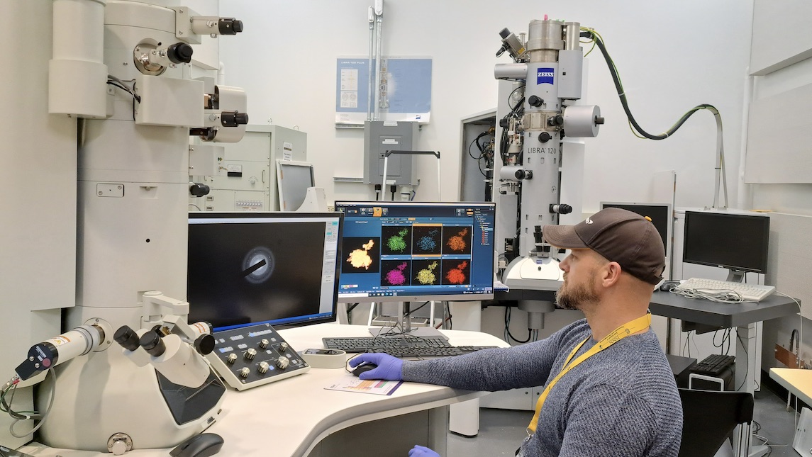 JSNN research assistant Kyle Nowlin working in the lab.